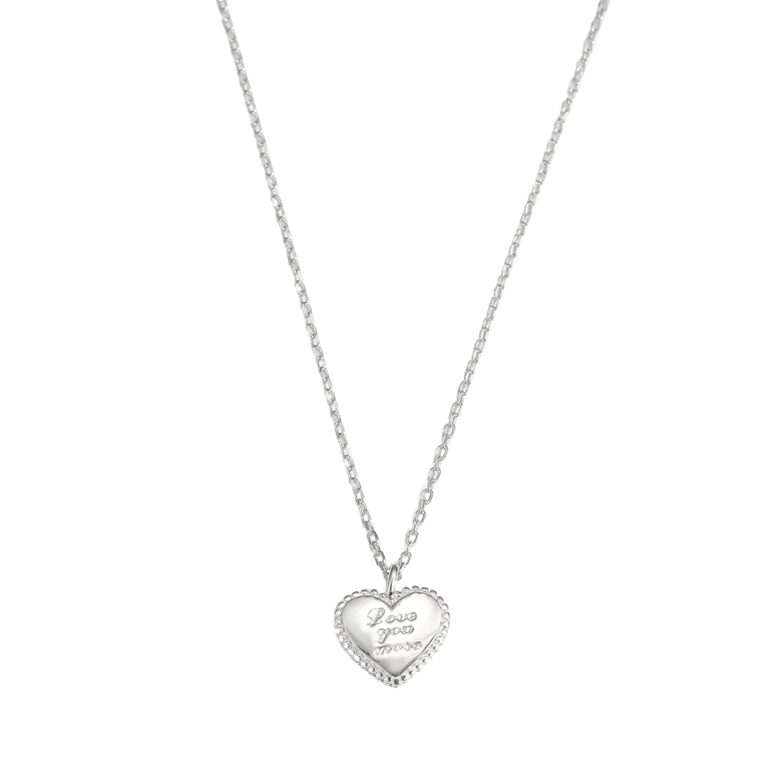 Gros plan du collier Love You More argenté avec cœur gravé – Idées cadeau femme, collier Love You More Love Local Jewelry, koolkado